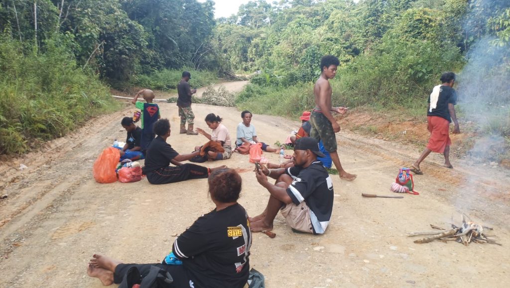 Foto Pemalangan Jalan ke Perusahaan oleh Marga Dorisara di Bintuni (Dok. Pater Gabriel Pangan Dorisara OSA)
